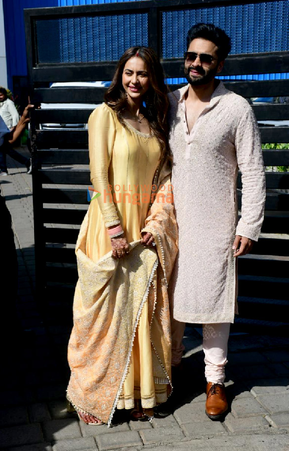 photos newlyweds jackky bhagnani and rakul preet singh arrived at a private airport in mumbai 2