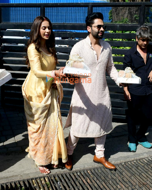 photos newlyweds jackky bhagnani and rakul preet singh arrived at a private airport in mumbai 3