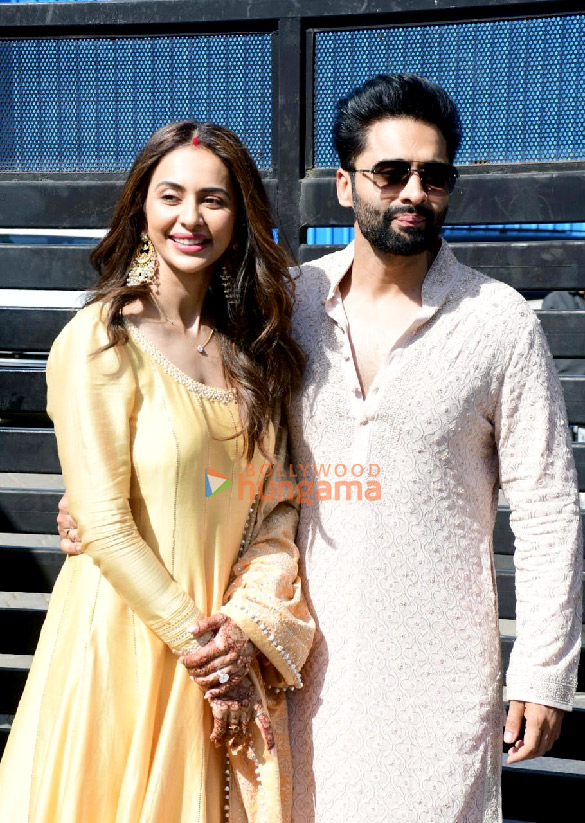 photos newlyweds jackky bhagnani and rakul preet singh arrived at a private airport in mumbai 6