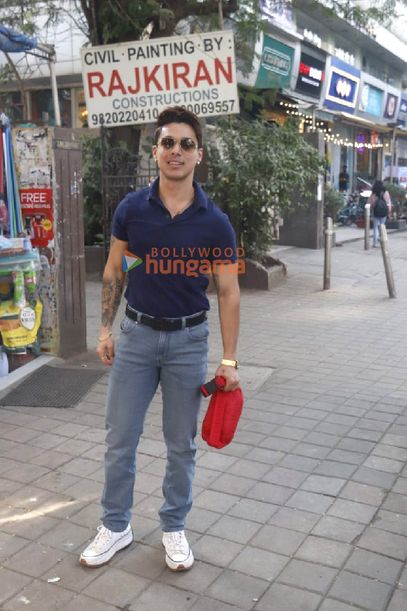 photos pratik sehajpal snapped in bandra 1