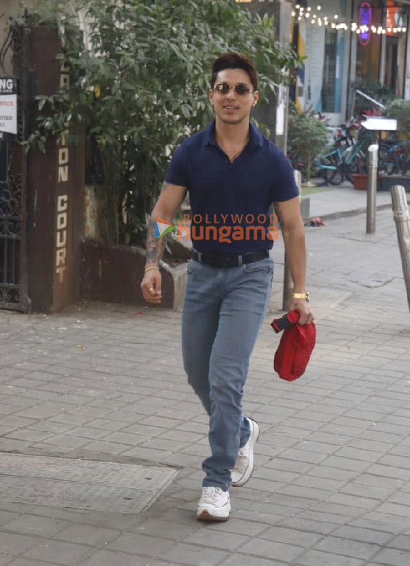 photos pratik sehajpal snapped in bandra 3