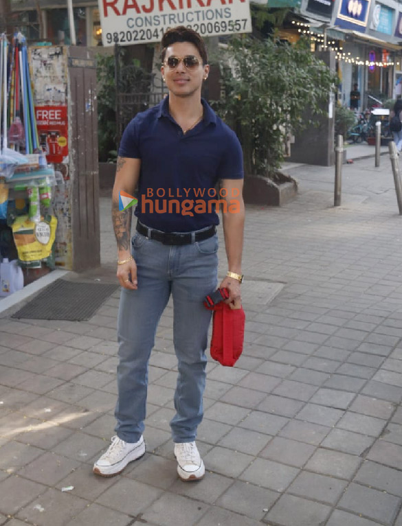 photos pratik sehajpal snapped in bandra 4