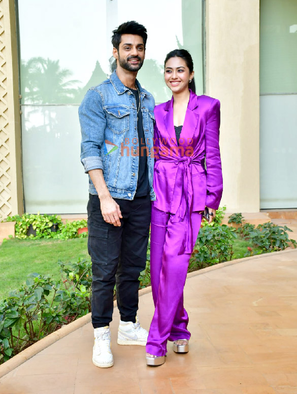 photos reem samir shaikh karan wahi and jennifer winget snapped promoting raisinghani vs raisinghani at jw marriott juhu 1