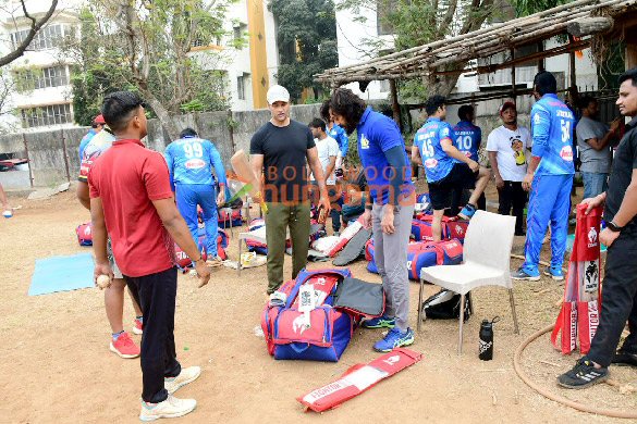 photos riteish deshmukh sharad kelkar and other celebs snapped practising at vile parle gymkhana 3