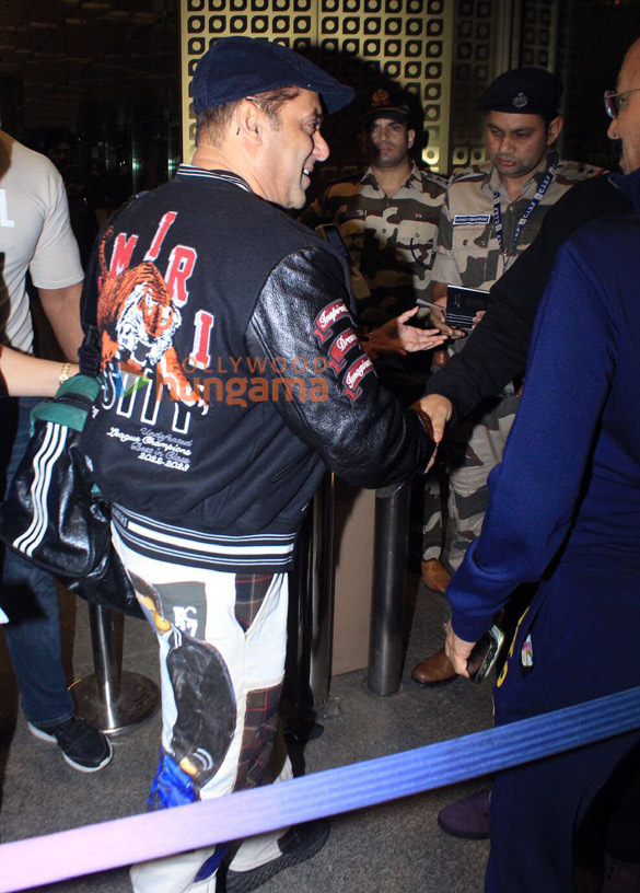 photos salman khan and baba siddique snapped at the airport 1