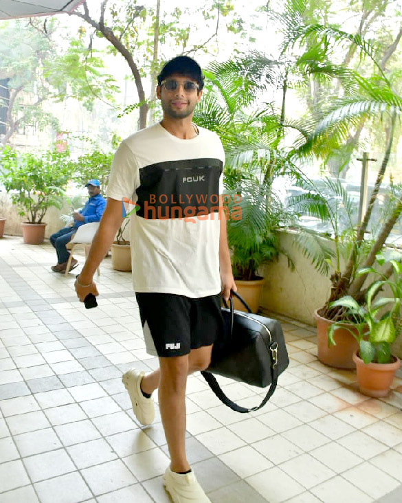 photos sara ali khan siddhant chaturvedi and shanaya kapoor snapped outside the gym in juhu 2