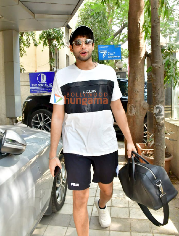 photos sara ali khan siddhant chaturvedi and shanaya kapoor snapped outside the gym in juhu 5