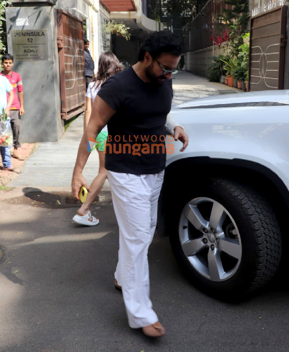 photos sara ali khan and saif ali khan snapped in juhu 4