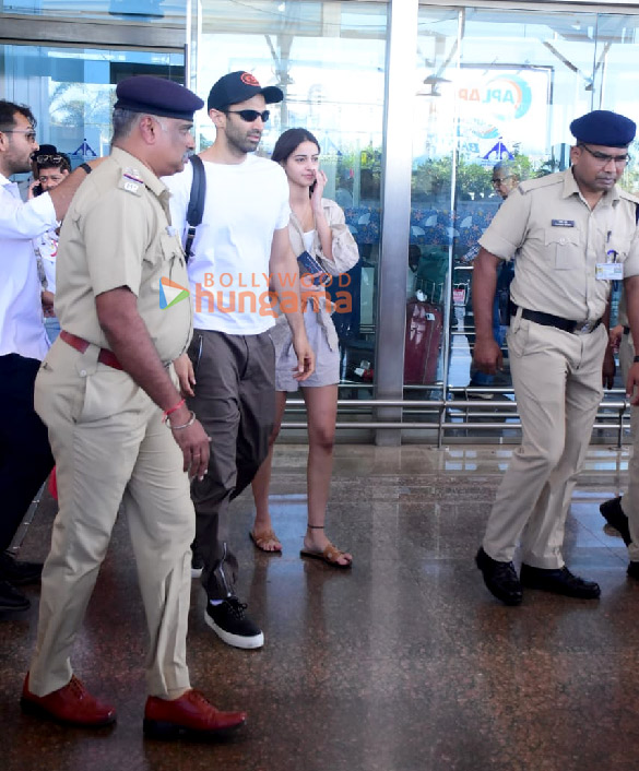 photos shahid kapoor mira kapoor aditya roy kapur and others snapped at the airport 13