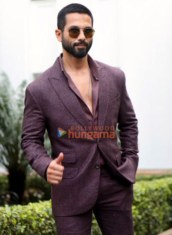 photos shahid kapoor and kriti sanon snapped promoting their film teri baaton mein aisa uljha jiya 2 3