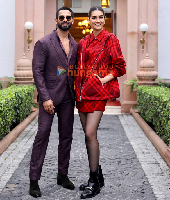 Photos Shahid Kapoor And Kriti Sanon Snapped Promoting Their Film Teri ...