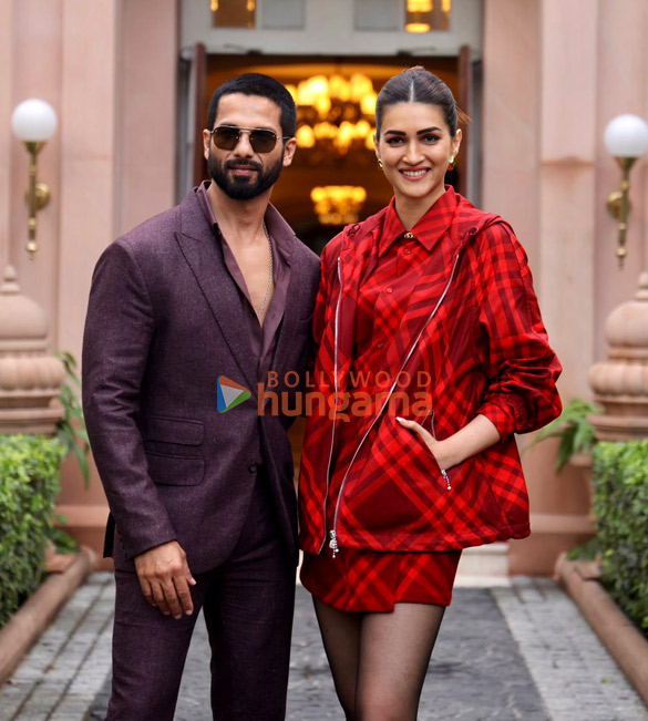 photos shahid kapoor and kriti sanon snapped promoting their film teri baaton mein aisa uljha jiya 5 3