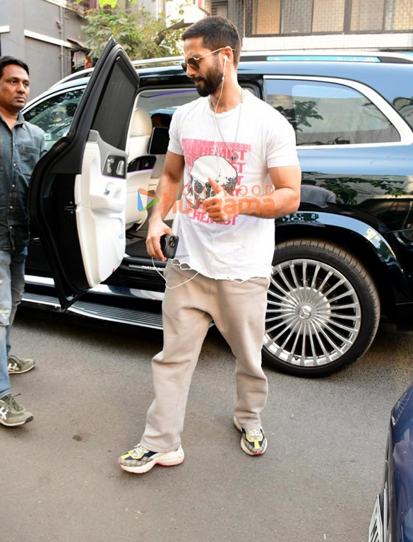 photos shahid kapoor spotted outside a cafe in bandra 3