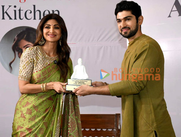 photos shilpa shetty snapped at the launch of dr hansaji yogendras latest book the sattvik kitchen 6