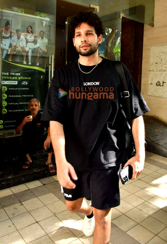 photos siddhant chaturvedi and saiee manjrekar snapped in juhu 1