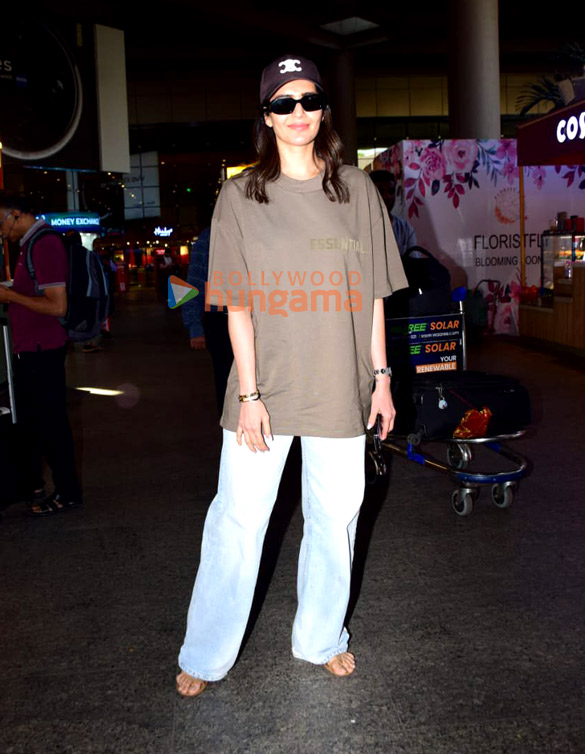 photos sidharth malhotra kiara advani sonam kapoor ahuja and others snapped at the airport 2 2