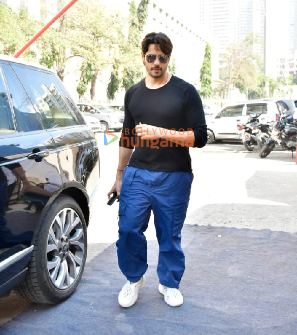 photos sidharth malhotra snapped in andheri 1 2