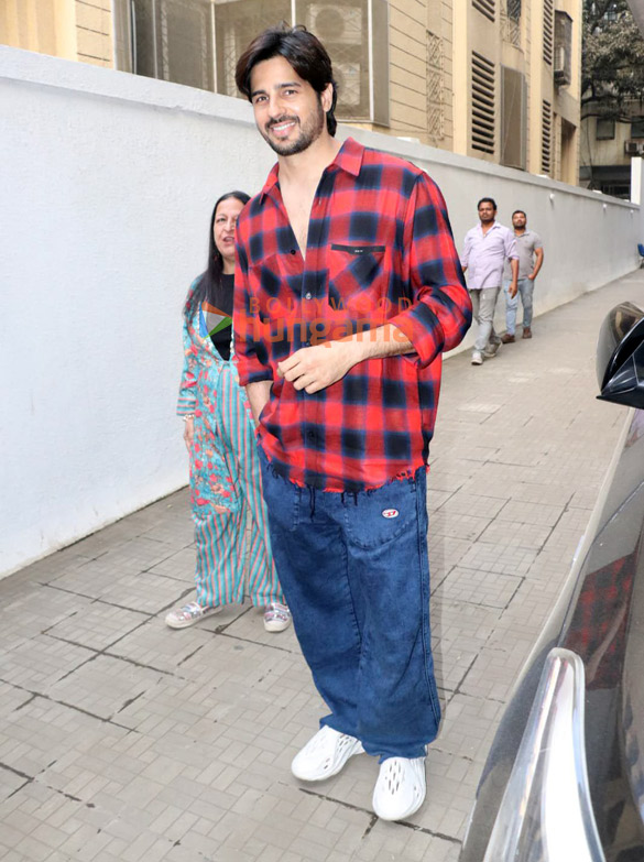 photos sidharth malhotra snapped outside the dharma office in khar 1