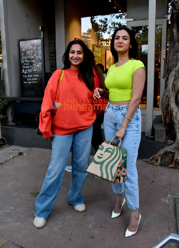 Photos: Sonal Chauhan snapped in Juhu