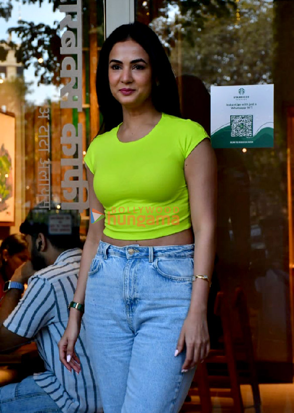 photos sonal chauhan snapped in juhu 5