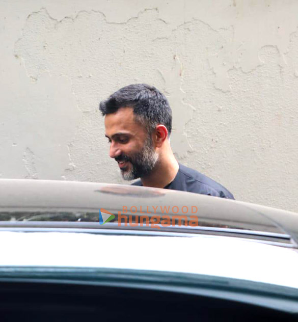 photos sonam kapoor ahuja and anand ahuja snapped in bandra 2