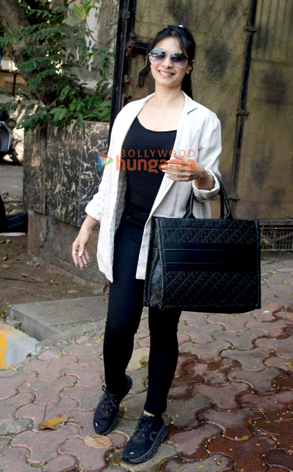 photos tanishaa mukerji spotted outside her house 4