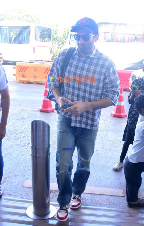 photos tiger shroff sidharth malhotra kartik aaryan and others snapped at kalina airport 2