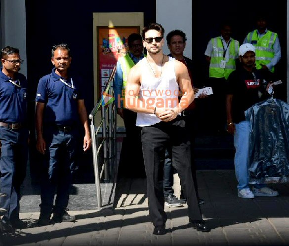 photos tiger shroff snapped at kalina airport 4