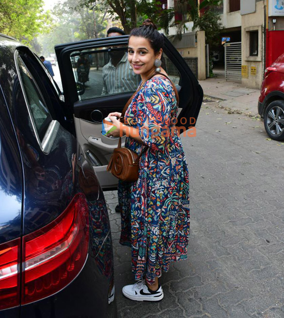photos vidya balan snapped with her husband siddharth roy kapur in bandra 4