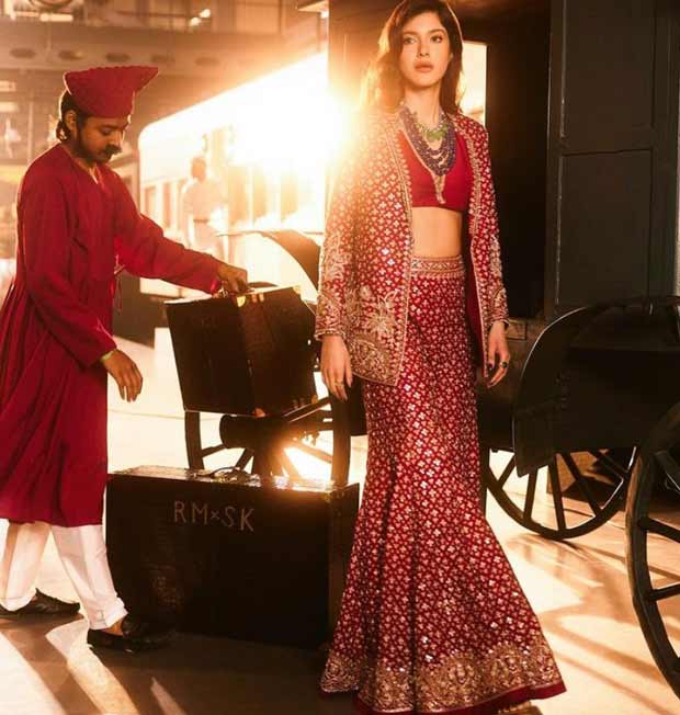 Shanaya Kapoor shines as the muse for Riddhi Mehra's 'Safarnama' collection, embodying elegance
