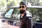 Vicky Kaushal beats the heat with cool shades and sweats…