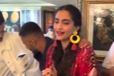 Birthday girl’s special day! Sunita Kapoor’s cute intimate birthday party at daughter Sonam Kapoor’s house