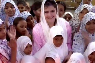 Happy Birthday to this beautiful soul! Zareen Khan celebrates birthday in orphanage