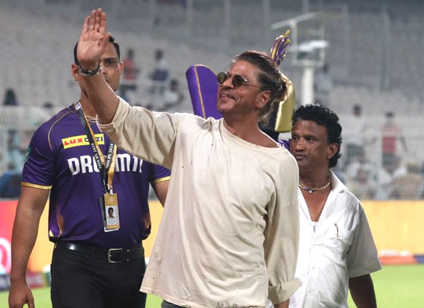 IPL 2024: Shah Rukh Khan greets Eden Gardens’ crowd as Kolkata Knight Riders win against Sun Risers Hyderabad, watch 2024 : Bollywood News