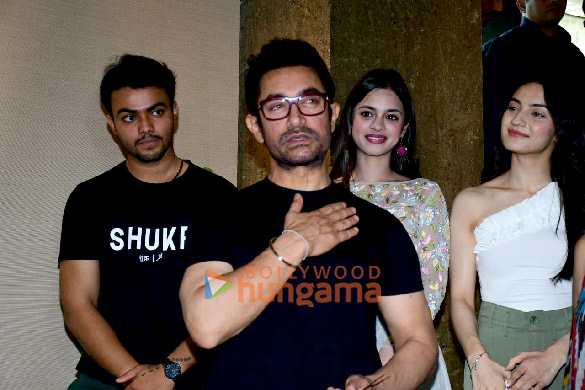 photos aamir khan cuts the cake with media on his birthday 2