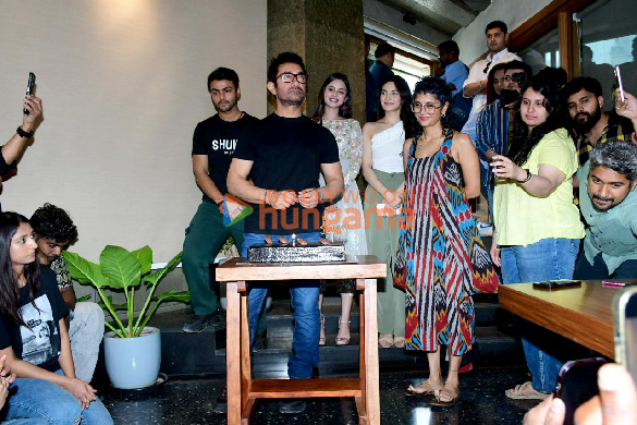 photos aamir khan cuts the cake with media on his birthday 3