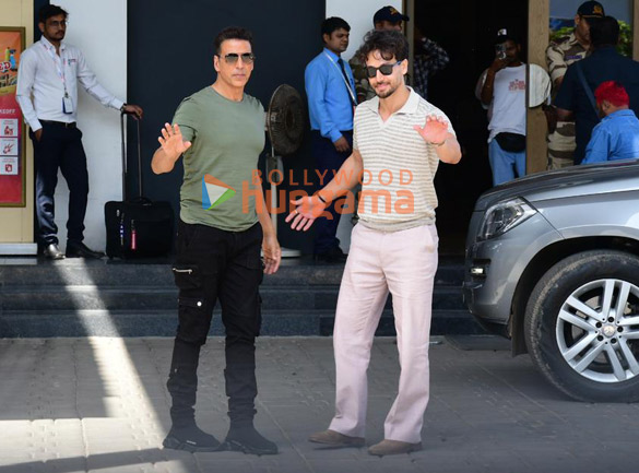 photos akshay kumar and tiger shroff snapped at kalina airport 4