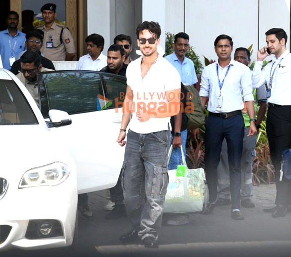 Photos Amitabh Bachchan, Abhishek Bachchan, Aishwarya Rai Bachchan and others snapped at Kalina airport (2)