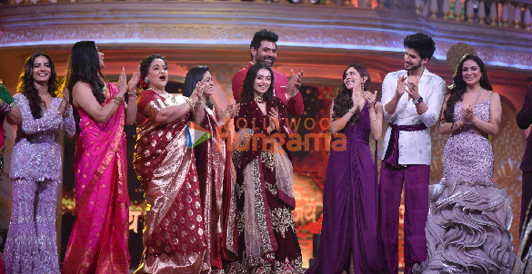 photos arjun bijlani arjit taneja sriti jha and others perform at the zee rishtey awards 11