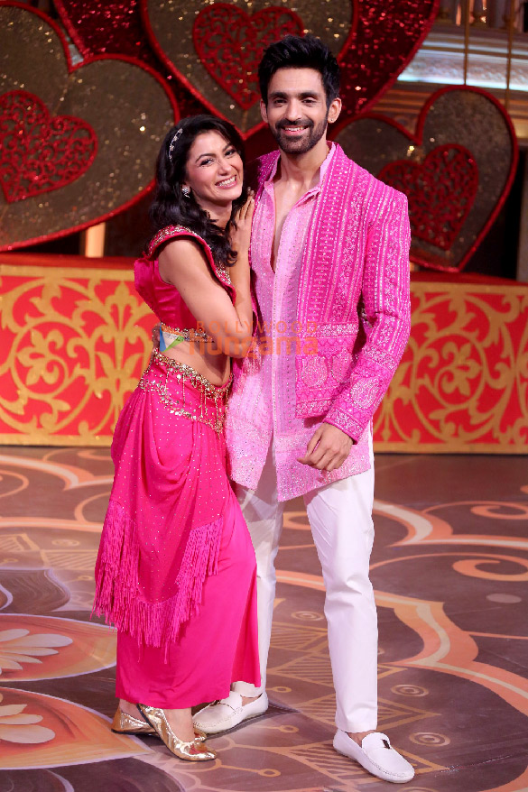 photos arjun bijlani arjit taneja sriti jha and others perform at the zee rishtey awards 7