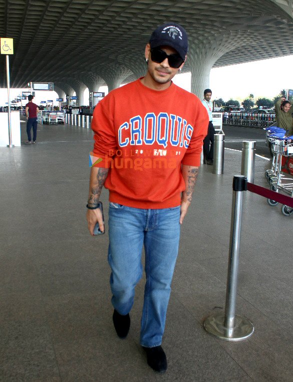 photos deepika padukone uorfi javed and others snapped at the airport 3