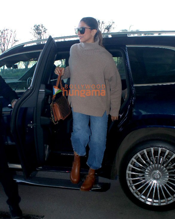 Photos Deepika Padukone, Uorfi Javed and others snapped at the airport (9)