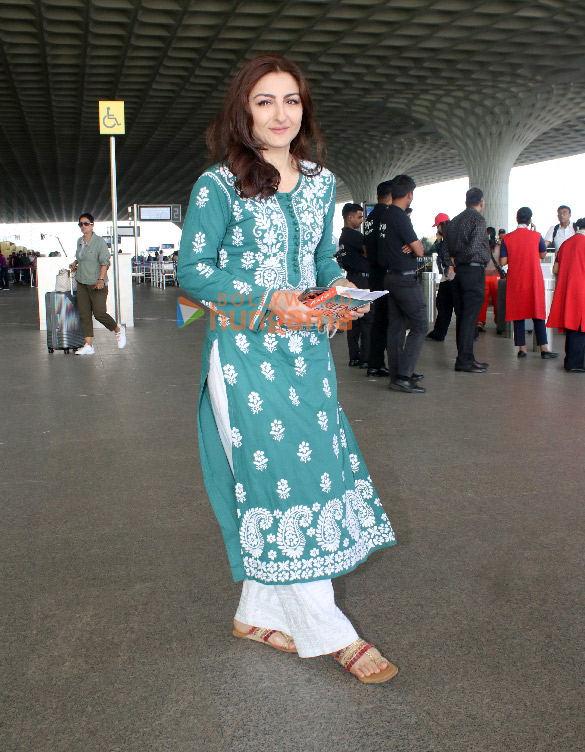 photos elnaaz norouzi chahatt khanna soha ali khan and others snapped at the airport 3