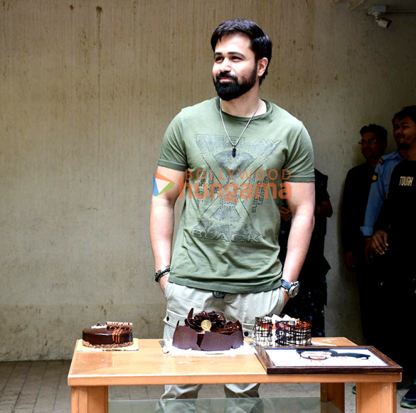 photos emraan hashmi celebrates his birthday with the paparazzi 3