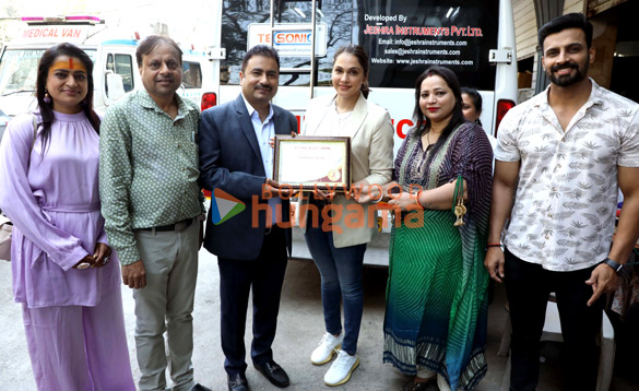 photos isha koppikar donates blood at dr santosh pandeys blood donation camp 5