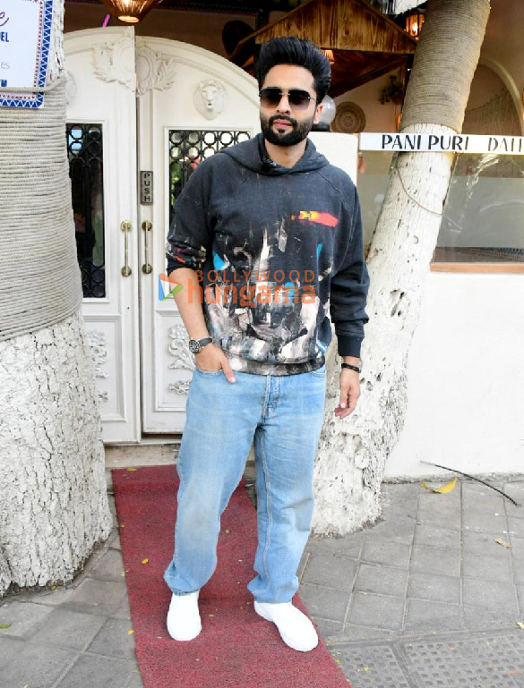 photos jackky bhagnani snapped in bandra 2