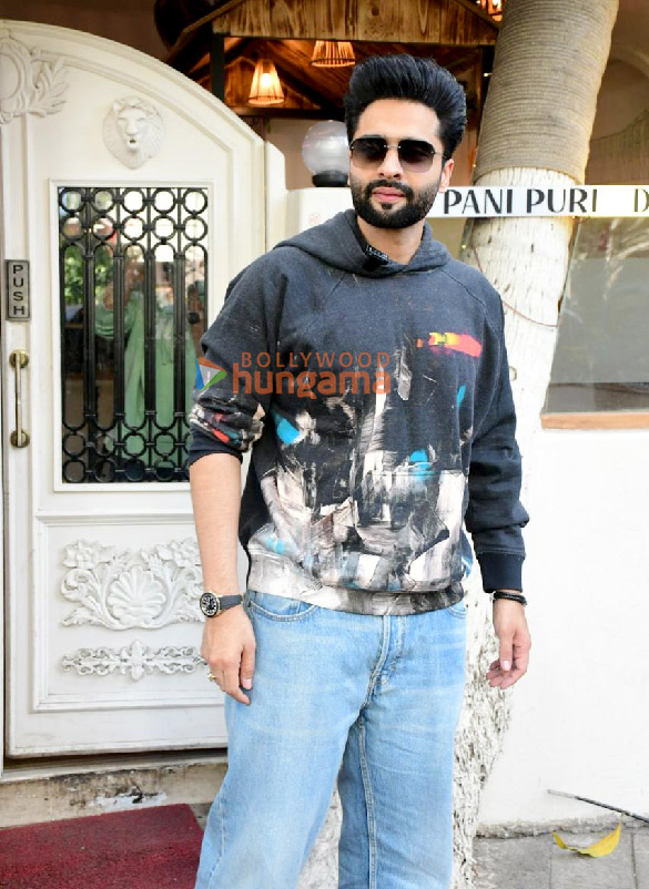 photos jackky bhagnani snapped in bandra 4
