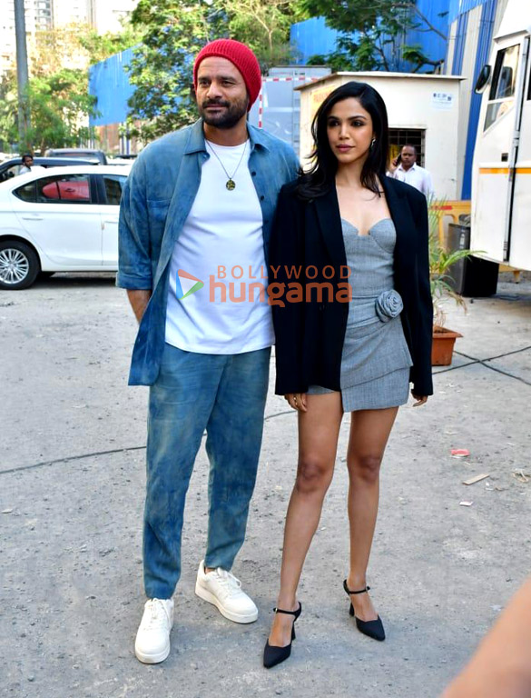 Photos: Jaideep Ahlawat and Shriya Pilgaonkar snapped in Andheri Photos: Jaideep Ahlawat and Shriya Pilgaonkar snapped in Andheri