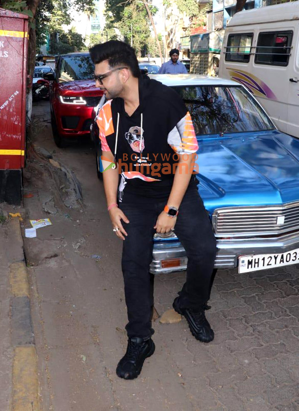 photos karan kundrra snapped in bandra 1