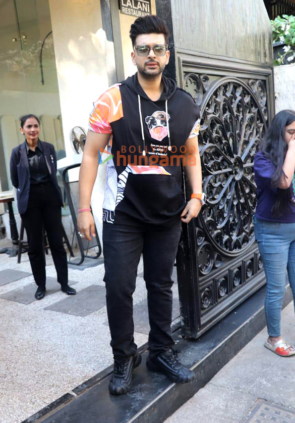photos karan kundrra snapped in bandra 4
